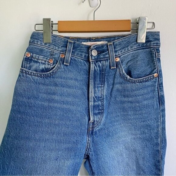 LEVI’S Ribcage Straight High-Rise Ankle Jeans in Medium Wash • US 25 - Picture 2 of 10